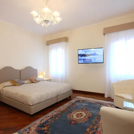 Apartment Splendid 250m From St Marks Square
